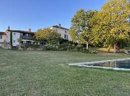 Vaste Demeure de Village du XVIII avec 9 Chambres, Piscine au Sel & Vue Pyrénées